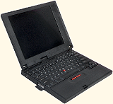 Ein schwarzer Laptop im aufgeklappten Zustand - Hier sieht man den Monitor, die Maus und die Tastatur
