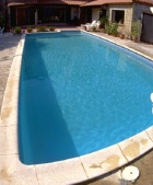 Ein Swimmingpool im Garten läst heiße Sommertage leichter überstehen